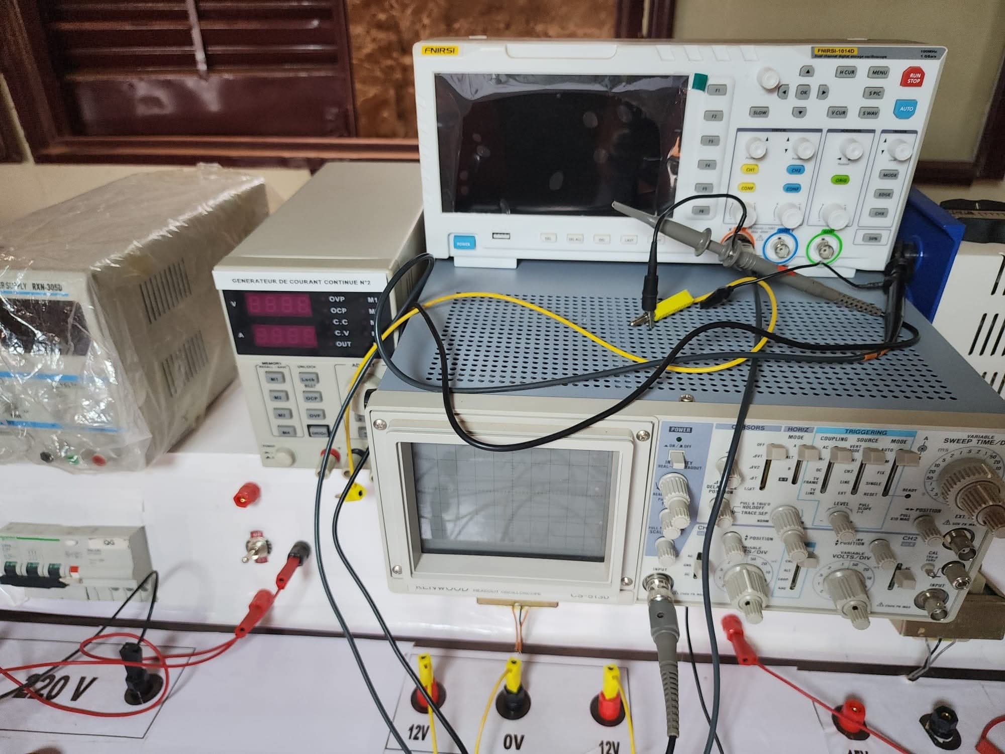 Oscilloscopes et générateur de courant continu en atelier