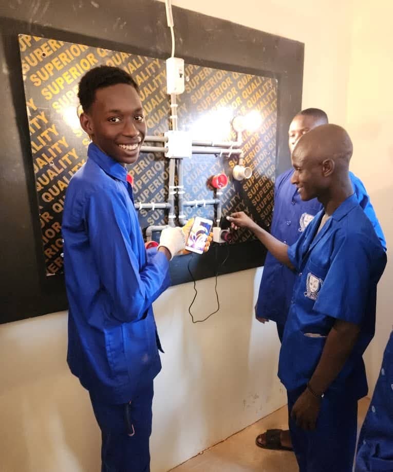 Apprenants en électricité testant une installation de lampes sur platine